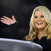 Jessica Simpson zabrinula fanove nakon što je obukla jaknu iz osnovne: Šta ti se dogodilo?