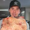 Brooklyn Beckham ponovo meta ismijavanja zbog kulinarskih sposobnosti: Meso je sirovo