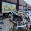 Teretni voz udario automobil na pruzi, vozač povrijeđen