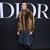 Holivudski glumac na Fashion Weeku u Parizu pojavio se u u krznenoj jakni i suknji