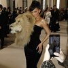 Kylie Jenner se na modnoj reviji u Parizu pojavila s glavom lava na haljini