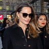 Angelina Jolie stigla u Pariz, fanovi pohrlili da se fotografišu s njom i dobiju autograme