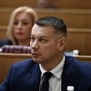 Nešić nakon pitanja zastupnika pokušao objasniti zašto je podigao tri prsta