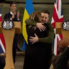 Zelenski je tokom press konferencije u Londonu zagrlio novinarku