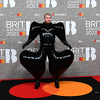 Sam Smith privukao pažnju na dodjeli Brit Awards, pojavio se u lateks kostimu neobičnog oblika