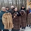 Rusi snimili udovice kako primaju krznene kapute a zatim ih oduzeli od njih