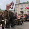 Bjeloruski specijalci demonstrirali spremnost razbijajući glavom zapaljene blokove