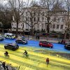 Ogromna ukrajinska zastava naslikana na cesti ispred ruske ambasade u Londonu