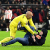 Dmitrović pokazao tragove sukoba na vratu nakon što ga je napao navijač PSV-a