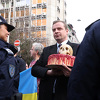 Aktivisti ostavili krvavu tortu s lobanjom ispred ruske ambasade u Beogradu, građani im dobacivali