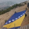 Uprkos kiši i vjetru na Fortici iznad Mostara se zavijorila državna zastava uz intoniranje himne BiH