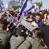 Haos na demonstracijama u Izraelu: Građani blokirali Tel Aviv, policija koristila šok granate