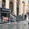 Ispred zgrade Gradske tržnice u Sarajevu postavljeni upadljivi kiosci: Šta kažete na izgled?