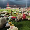 Navijači Veleža na teren ubacili igračke za djecu Turske i Sirije