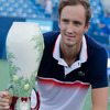 Medvedev nastavio nizati trofeje, a supruga mu je jedan "oduzela" kao vazu za cvijeće