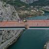 Hrvatska: Spojen Omiški most, impresivna čelična konstrukcija između stijena