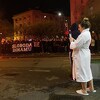 Djevojka u bademantilu i papučama u centru Zagreba snimala bakljadu navijača Dinama