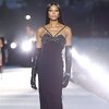 Naomi Campbell na Versaceovoj reviji pokazala zašto je i dalje ikona modne piste