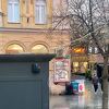 Crni kiosci povezani električnim instalacijama, kablovi vise iznad prolaznika u Ferhadiji