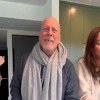 Bruce Willis snimljen kako pjeva i veseli se na svoj rođendan, detalj na snimku zabrinuo fanove