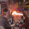 Video koji je postao viralan: Par uživa u bašti restorana dok u pozadini "gori" Pariz