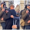 Princ Harry iznenada stigao u London, prilikom ulaska na ročište sudario se s fotografom