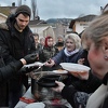 Na baščaršijskom trgu upriličen besplatan iftar, građani hranu zbog lošeg vremena nosili sa sobom