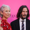 Keanu Reeves u rijetkom pojavljivanju s djevojkom: Strastveno su se poljubili pred kamerama