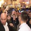 Baklje za Đokovića na dočeku ispred hotela, ni kiša nije omela fanove u želji za fotografijom