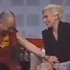Nakon što je Dalaj Lama šokirao svijet svojim postupkom, pojavio se snimak na kojem pipka Lady Gagu