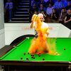 Šokantne scene na SP-u u snookeru: Gledatelj se popeo na stol, prosuo žuti prah i prekinuo meč