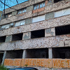 Ruševna zgrada u centru Mostara postala svojevrsna "atrakcija", turisti se fotografiraju pored nje