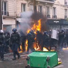 Haos na protestima u Parizu: Demonstranti napali i zapalili policajce