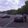 Policajac u SAD-u za dlaku izbjegao smrt: Prelazak na drugu stranu automobila mu spasio život