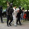 Ubica iz Mladenovca u policijsku stanicu priveden u čarapama i bijelom kombinezonu