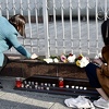 Ispred Ambasade Srbije u Sarajevu građani odali počast žrtvama masakra u Srbiji