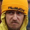 Nisu svi oduševljeni Charlesom: Okupljaju se i demonstranti dok policija oduzima transparente