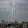 Iz Gaze prema Izraelu od srijede ispaljeno više od 1.000 raketa, u jednom napadu poginuo Palestinac