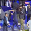 Pobješnjeli navijač razbio kameru u derbiju Barcelone, režiser mu se žestoko "osvetio"