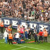 Prekinuta utakmica u Francuskoj: Igrač slavio gol, navijač utrčao na teren i nanio mu "teške povrede"