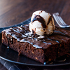 Ovaj ukusni brownie od samo tri sastojka idealna je slastica tokom toplijih dana