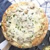 Pripremite pizzu s piletinom, gljivama i mozzarella sirom