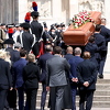 Italija se oprašta od Berlusconija: Kovčeg sa tijelom uz veliki aplauz stigao u katedralu u Milanu