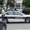 Uhapšen otac dječaka koji je pucao na nastavnika u Lukavcu, pretresaju mu kuću