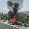 Na autoputu kod Podlugova se zapalio automobil, vatrogasci na terenu