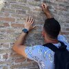 Italijani ogorčeni nakon što je turista urezao ime svoje djevojke na zidine rimskog Koloseuma