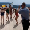 Turisti na plaži u Neumu zaigrali kolo, zabavu ubrzo prekinuo policajac