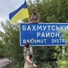 Ukrajinski vojnici podigli zastavu na tabli na ulazu u distrikt Bahmut