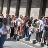 Veliki broj građana na jakom suncu čeka u redu za vizu ispred Ambasade Njemačke