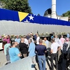Kolona s tabutima žrtava genocida na putu za Potočare prošla kroz Srebrenicu